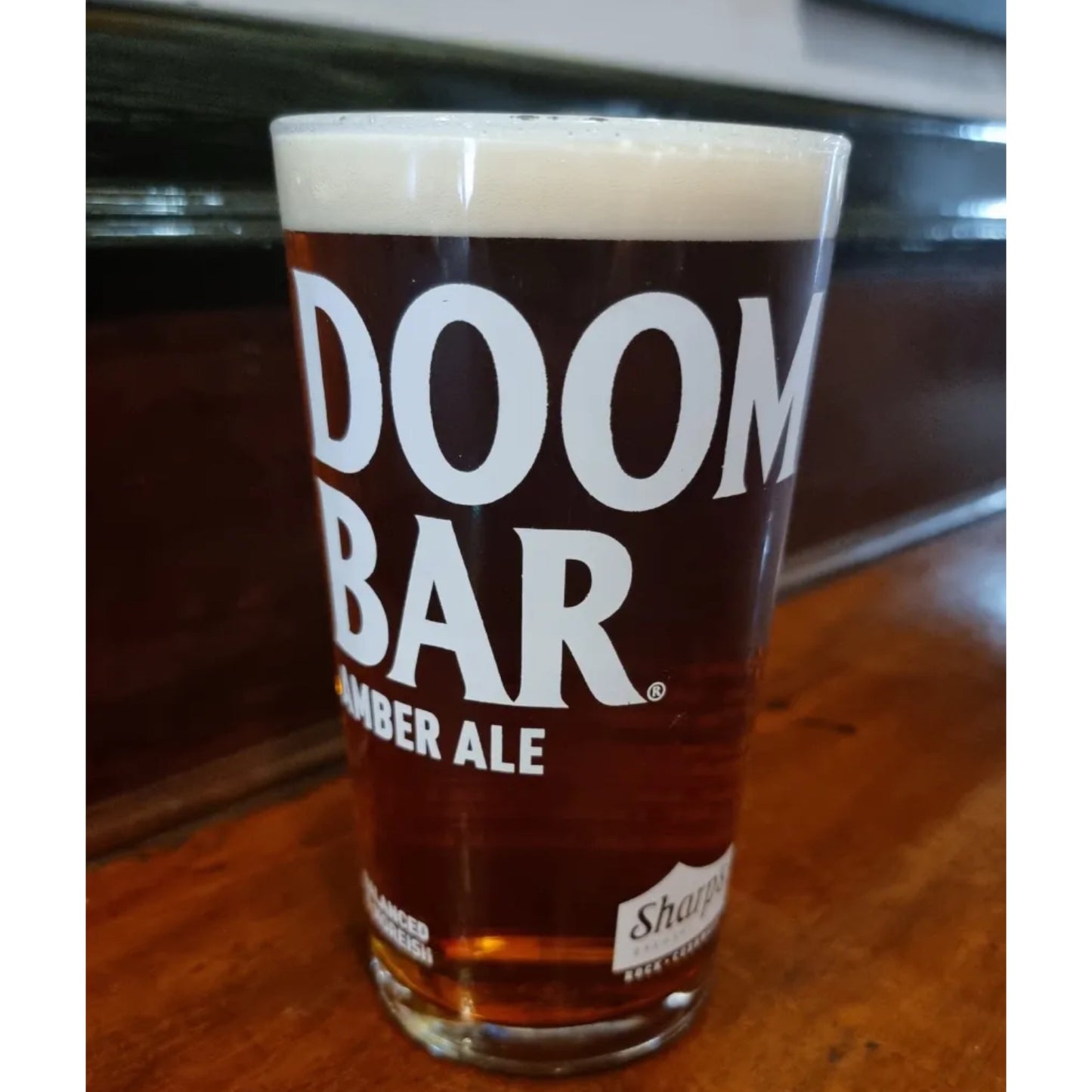 Sharp's Doom Bar Amber Ale Pint Glass Set, Traditional Beer Glasses x2 with x8 Branded Brewery Coasters